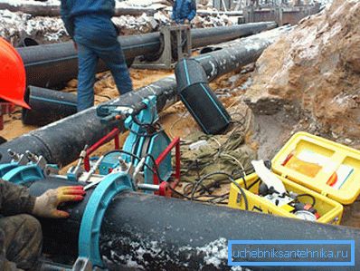 На сликата, оштетениот дел со дијаметар од 100 mm се заменува со нов со користење на заварени ракави.
