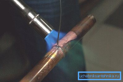 На фотографијата е прикажан процесот на лемење со висока температура. На фотографијата е прикажан процесот на лемење со висока температура.