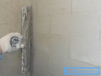 На фотографијата - употребата на широка шпатула наместо масовно правило. На фотографијата - употребата на широка шпатула наместо масовно правило.