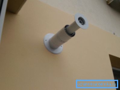 На фотографијата, присилно испуштање на издувни гасови На фотографијата, присилно испуштање на издувни гасови