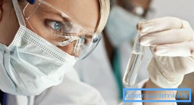 На фотографијата - процесот на контрола на квалитетот на течноста земена од системот за водоснабдување. На фотографијата - процесот на контрола на квалитетот на течноста земена од системот за водоснабдување.