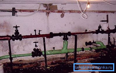 Сликата покажува вистинска лифтска единица во подрумот на станбена зграда. Сè што може да се украде се отстранува.