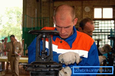 На фотографијата - ревизија на вентилот на штандот.