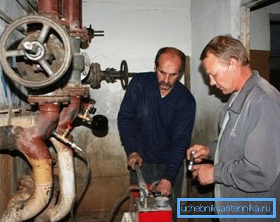 На фотографијата работникот на техничкиот надзор врши тестовна работа. На фотографијата работникот на техничкиот надзор врши тестовна работа.