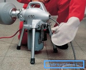 На фотографијата: експертите често користат електричен погон за кабелот, преку кој брзината на чистењето се зголемува уште повеќе. На фотографијата: експертите често користат електричен погон за кабелот, преку кој брзината на чистењето се зголемува уште повеќе.