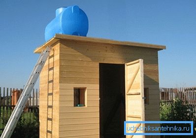 На фотографијата - типичен летен туш да се даде.