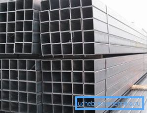 На фотографијата: тежината на професионалната цевка 80x80x4 е прилично мала, но показателите за силата не се инфериорни во однос на бетонските елементи со многу поголем дел и тежина На фотографијата: тежината на професионалната цевка 80x80x4 е прилично мала, но показателите за силата не се инфериорни во однос на бетонските елементи со многу поголем дел и тежина