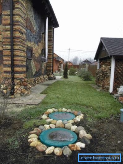 На фотографијата - појавата на правилно вдлабна био-отпадна вода На фотографијата - појавата на правилно вдлабна био-отпадна вода