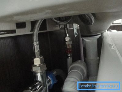 Во фото - водовод фитинзи по инсталацијата Во фото - водовод фитинзи по инсталацијата