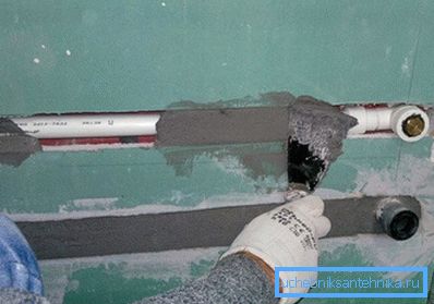 На слика, поставување на цевки во гипс картон изградба На слика, поставување на цевки во гипс картон изградба