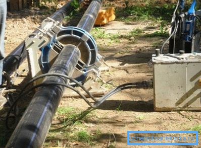 Фотографијата го зафаќа процесот на заварување на зглобот. Фотографијата го зафаќа процесот на заварување на зглобот.