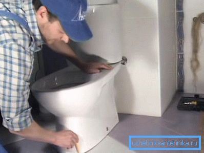 На подот треба да има контура која одговара на дизајнерската положба на тоалетот. На подот треба да има контура која одговара на дизајнерската положба на тоалетот.