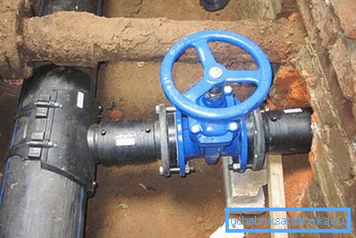 Метален вентил е инсталиран на HDPE цевка со голем дијаметар.
