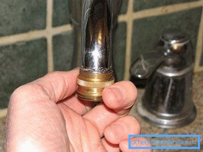 Визуелно покажа како да се поврзете прекрасно црево со водоснабдувањето - само купете специјален адаптер со соодветна нишка Визуелно покажа како да се поврзете прекрасно црево со водоснабдувањето - само купете специјален адаптер со соодветна нишка