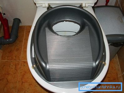 Покријте за мачки на тоалетот со перфорирани кругови со различни големини