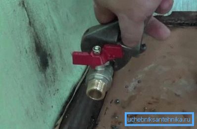 Извртување на кран и затегнување на клучот.