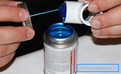 Ставање лепак на штекерот. Ставање лепак на штекерот.