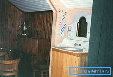Некои занаетчии за оваа намена користат редовна кабина со лавабо, над која едноставно инсталираат резервоар со вода. Некои занаетчии за оваа намена користат редовна кабина со лавабо, над која едноставно инсталираат резервоар со вода.