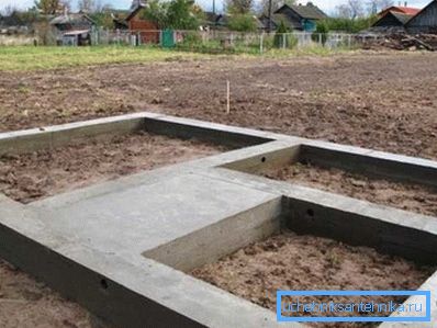 Некои занаетчии претпочитаат да создадат база за шпоретот заедно со главната основа за куќата, но професионалните занаетчии не го препорачуваат тоа за да избегнат интеракција меѓу себе. Некои занаетчии претпочитаат да создадат база за шпоретот заедно со главната основа за куќата, но професионалните занаетчии не го препорачуваат тоа за да избегнат интеракција меѓу себе.