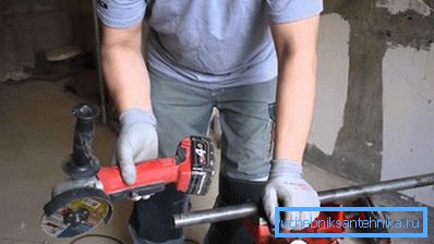 Ние сече цевката.