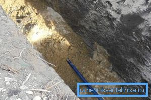 Попрскајте ја цевката и закопајте го ровот. Попрскајте ја цевката и закопајте го ровот.