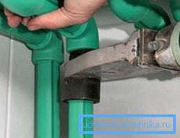 Инструмент за заптивање за отстранување на мали протекувања