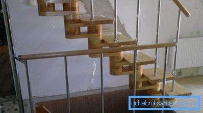 Огради за скали од хром цевки ергономски се вклопуваат во внатрешноста Огради за скали од хром цевки ергономски се вклопуваат во внатрешноста