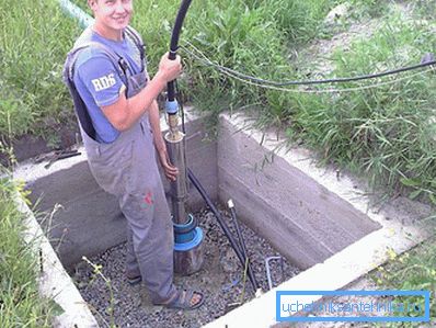Ние ја спуштаме пумпата во бунарот