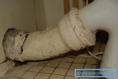 Организација на таква спојка кога се користи стара цевка од леано железо, која нема да се промени Организација на таква спојка кога се користи стара цевка од леано железо, која нема да се промени