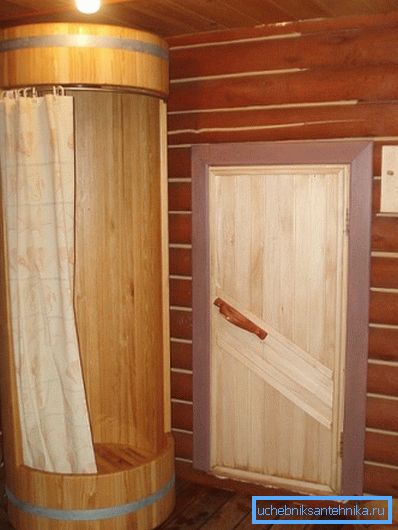 Оригиналната декорација на туш кабина во дрвена куќа. Природно, без водоотпорна импрегнација не е доволно Оригиналната декорација на туш кабина во дрвена куќа. Природно, без водоотпорна импрегнација не е доволно