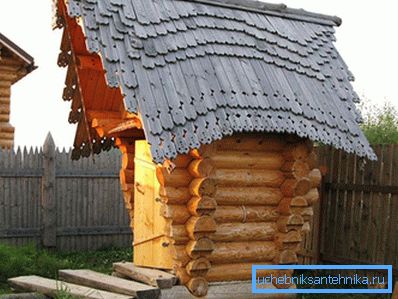 Оригинален тоалет со дрвен покрив Оригинален тоалет со дрвен покрив