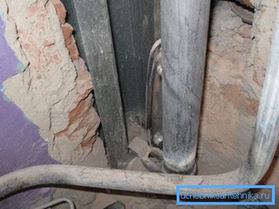 Галванизирани лавици за водоснабдување во старата куќа. Галванизирани лавици за водоснабдување во старата куќа.