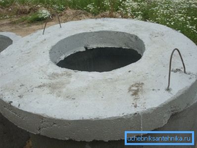 Дупката за отворот на капакот може да се наоѓа асиметрично Дупката за отворот на капакот може да се наоѓа асиметрично