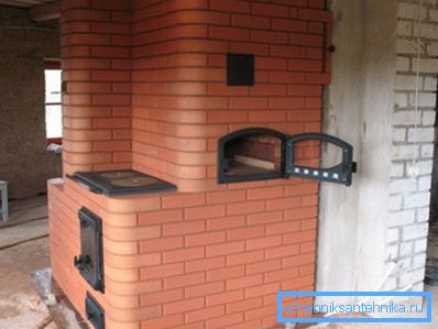 Кузнецова шпорет со страничен аранжман на вратата на рерната