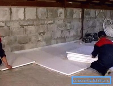 Пред поставување на цевките неопходно е да се постават топлинско-изолациониот материјал Пред поставување на цевките неопходно е да се постават топлинско-изолациониот материјал