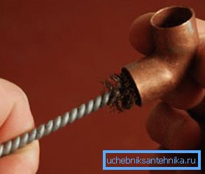 Пред лемење, внатрешноста на фитинг темелно се чисти. Пред лемење, внатрешноста на фитинг темелно се чисти.