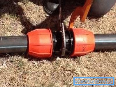 HDPE цевка и приклучоци за летен водоснабдување во една приградска област HDPE цевка и приклучоци за летен водоснабдување во една приградска област