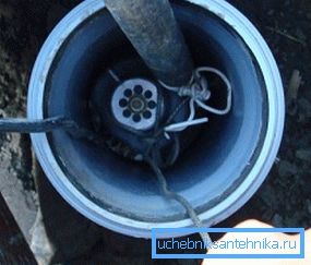 Подигање на цевката од бунарот за поправка Подигање на цевката од бунарот за поправка