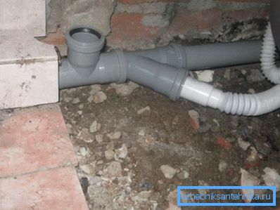 Поврзете го сифонот за бања со заеднички мозоци под агол од 45 °. Поврзете го сифонот за бања со заеднички мозоци под агол од 45 °.