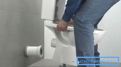 Поврзете го тоалетот со канализацијата треба да биде сигурен и цврст. Поврзете го тоалетот со канализацијата треба да биде сигурен и цврст.