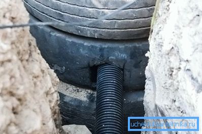 Сумирајќи ја цевката во септичката јама