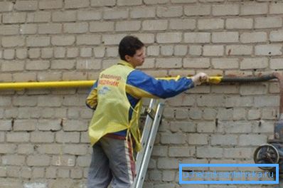 Сликање на цевката за гас во жолта боја Сликање на цевката за гас во жолта боја