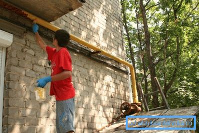 Насликајте ја надворешната цевка со четка Насликајте ја надворешната цевка со четка