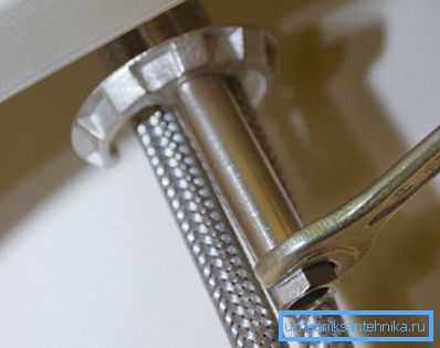 Откако ќе ги одвртите шпоретот, можете лесно да го отстраните стегачот и да го извадите миксер