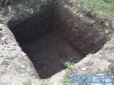 По копање дупка, нејзините ѕидови треба да се зајакнат со табли. По копање дупка, нејзините ѕидови треба да се зајакнат со табли.