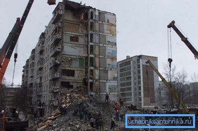 Последици од експлозија на домашен гас. Последици од експлозија на домашен гас.