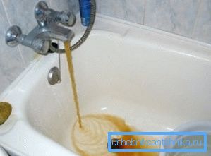 Зголемената содржина на железо понекогаш може да се идентификува со 'рѓосана боја. Зголемената содржина на железо понекогаш може да се идентификува со 'рѓосана боја.