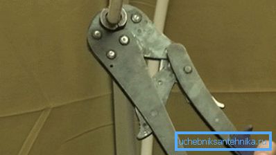 Притиснете го клештите под притисок