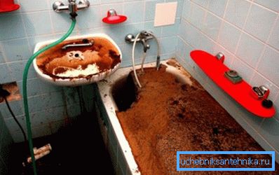 При користење на хемикалии, прво е потребно да се отстрани целата вода од водоводните тела, иако упатствата за некои мешавини сугерираат оставање малку течност во самата цевка за да се разредува составот малку и да се намали концентрацијата При користење на хемикалии, прво е потребно да се отстрани целата вода од водоводните тела, иако упатствата за некои мешавини сугерираат оставање малку течност во самата цевка за да се разредува составот малку и да се намали концентрацијата