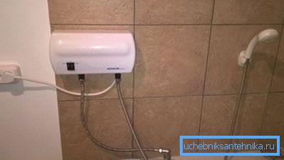 Апаратот со 3.5 kW може да се вклучи во ѕиден штекер, но со строги барања за ожичување. Апаратот со 3.5 kW може да се вклучи во ѕиден штекер, но со строги барања за ожичување.